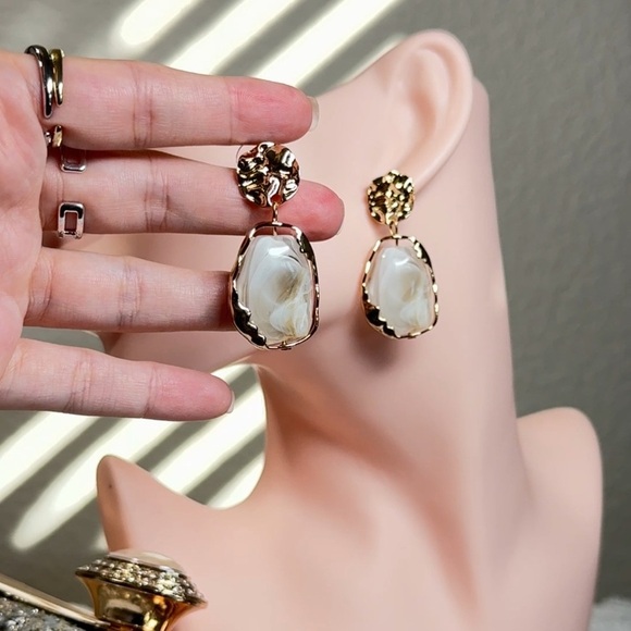 ⚜️ Elegant Gold and Cream Brown Stone Earrings - Picture 4 of 7